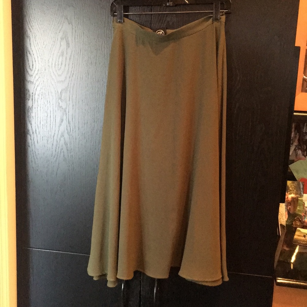 Mid-length olive green skirt- Israeli brand